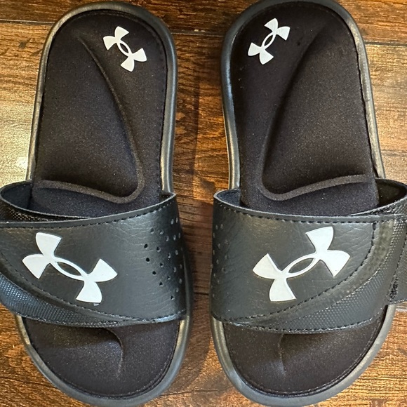 Kids Under Armour Sandals! Size 12y - Picture 1 of 2